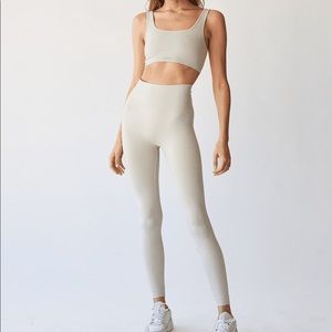 SETactive sculptflex set in oat milk (size small)